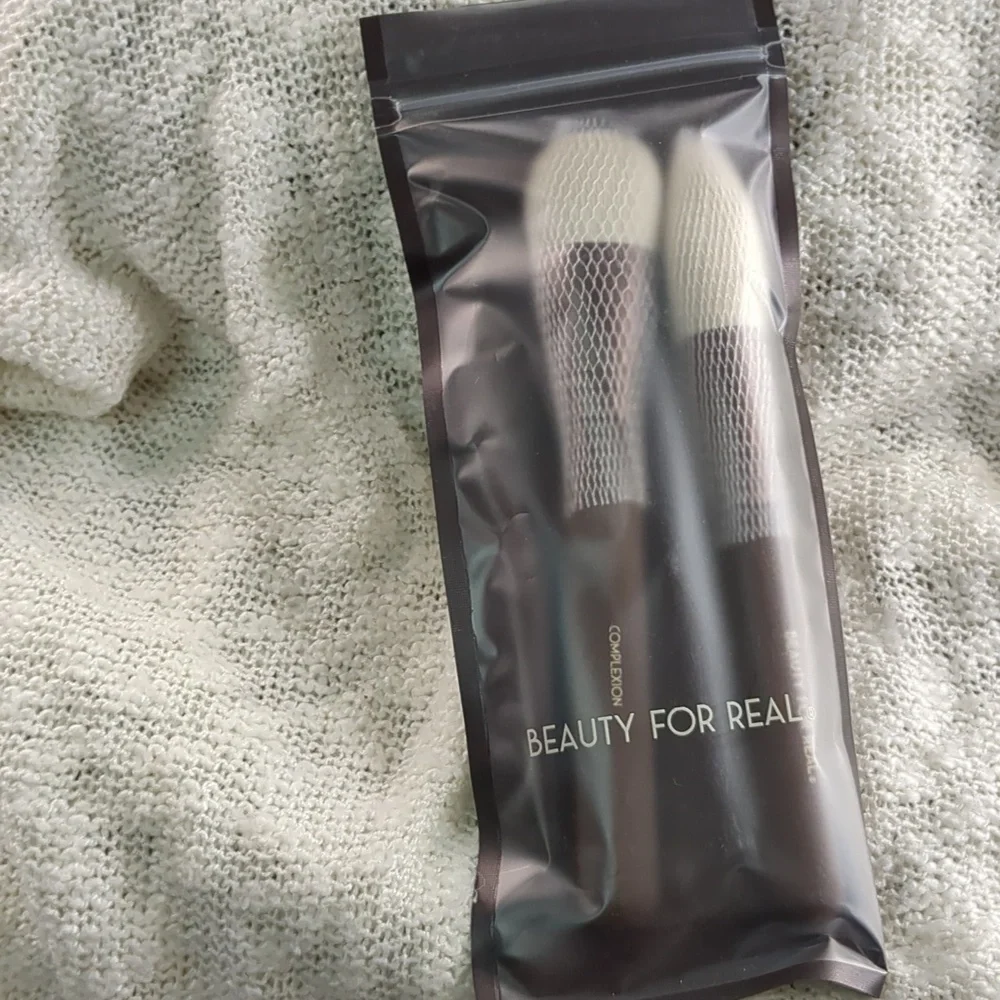 BEAUTY FOR REAL. 2 Piece Brush Set, Complexion/Powder in original sealed packag